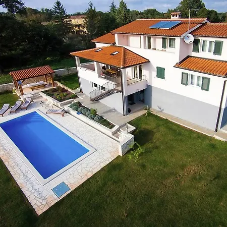 Luxurious Holiday With Swimming Pool In Tinjan