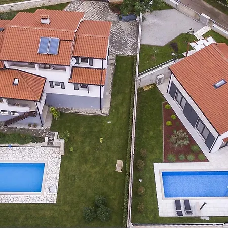 Luxurious Holiday With Swimming Pool In