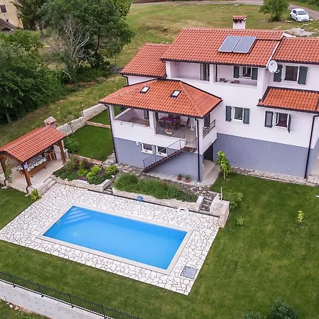 Vila Luxurious Holiday With Swimming Pool In Tinjan
