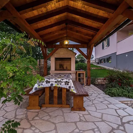 Luxurious Holiday With Swimming Pool In Tinjan