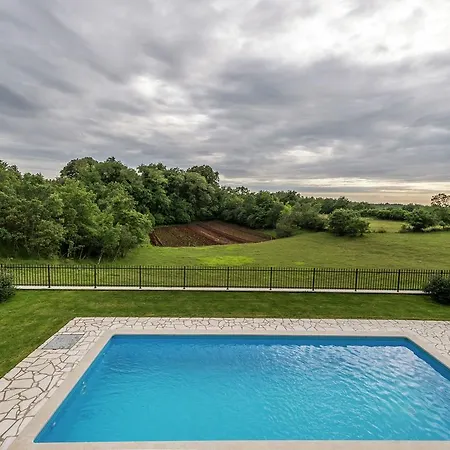Vila Luxurious Holiday With Swimming Pool In