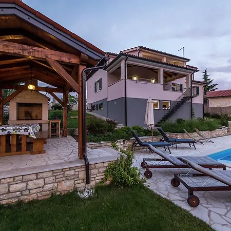 Vila Luxurious Holiday With Swimming Pool In *