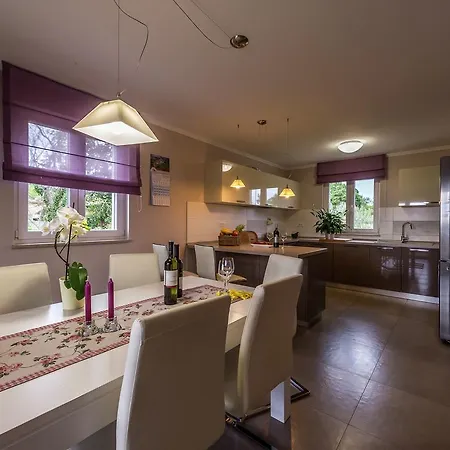 Vila Luxurious Holiday With Swimming Pool In *