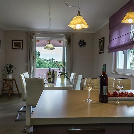 Vila Luxurious Holiday With Swimming Pool In