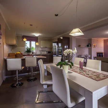 Vila Luxurious Holiday With Swimming Pool In