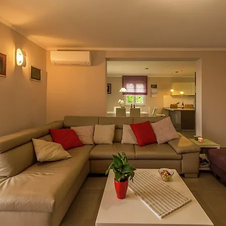 Vila Luxurious Holiday With Swimming Pool In