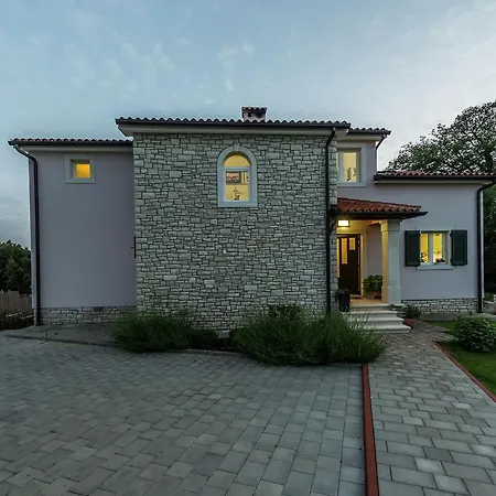 Luxurious Holiday With Swimming Pool In