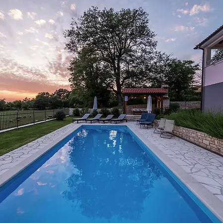 Luxurious Holiday With Swimming Pool In Tinjan