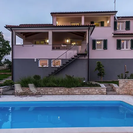 Vila Luxurious Holiday With Swimming Pool In Tinjan