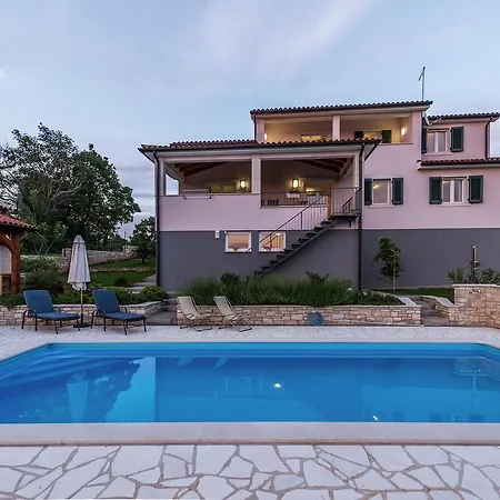 Vila Luxurious Holiday With Swimming Pool In