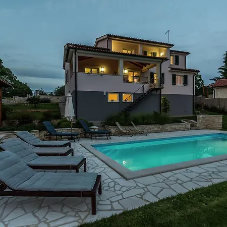 Vila Luxurious Holiday With Swimming Pool In